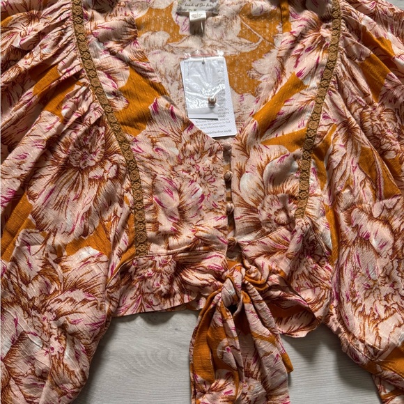 NWT- Band Of The Free Libby Gold Floral Bell sleeve crop top size small - Picture 7 of 11